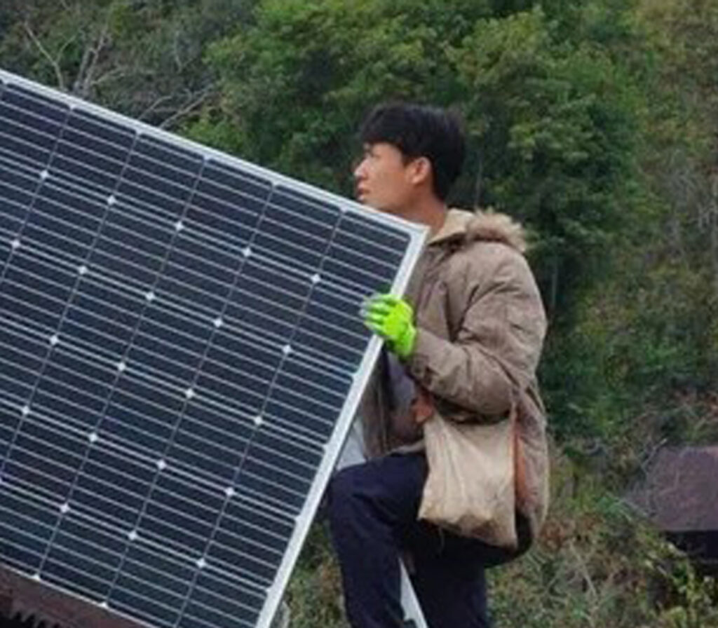 Current Grantees 5 Young man helping to lift a solar panel onto a roof